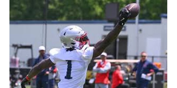 A. J. Brown finalmente vistió la camiseta de los New England Patriots después de siete años A. J. Brown finalmente vistió la camiseta de los New England Patriots después de siete años